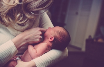 Frau soll vor ihren Schwiegereltern nicht ihr Baby stillen: „Mein Mann sagt, dass ich ihnen Unbehagen bereiten bönnte“
